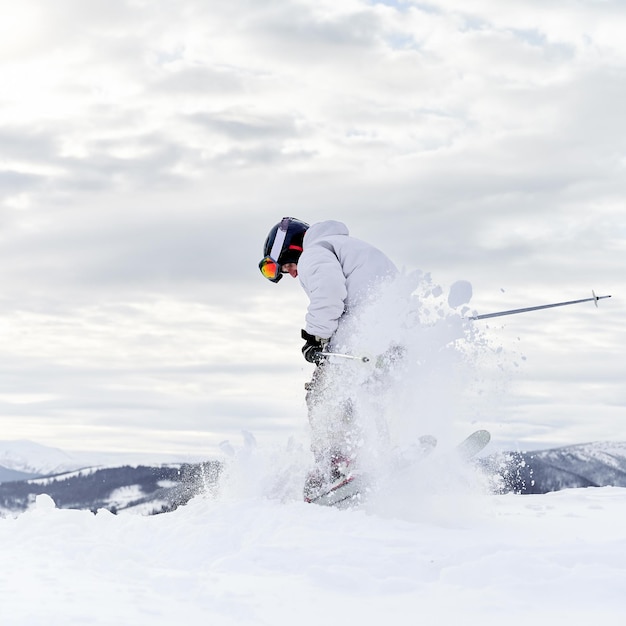 Wintersportarten Skifahrer, der in der Wintersaison Tricks in den Bergen macht