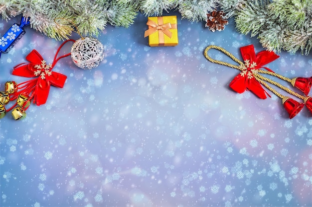 Winterurlaub weihnachtsthema. flach liegen. neujahr. noel. weiße weihnachtsgeschenke rote bänder, ornamente auf blauem hintergrund draufsicht.