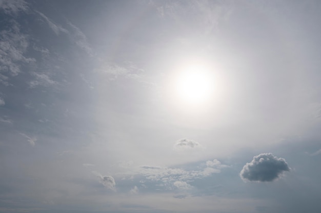 Winzige Wolke und Sonne am Himmel