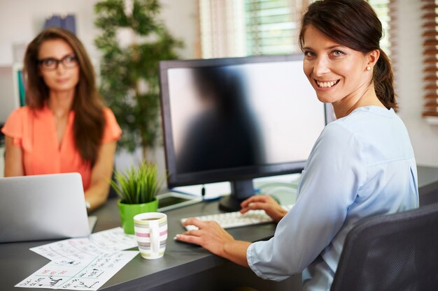 Wir arbeiten immer zusammen im Büro