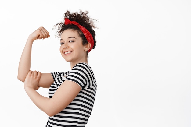 Wir können es schaffen. Frauenpower und Feminismuskonzept. Starke und selbstbewusste Brünette