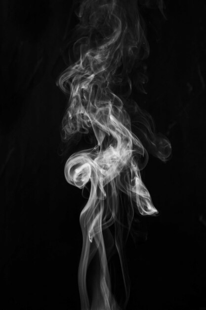 Wirbelnde Bewegung des abstrakten Rauches auf schwarzem Hintergrund
