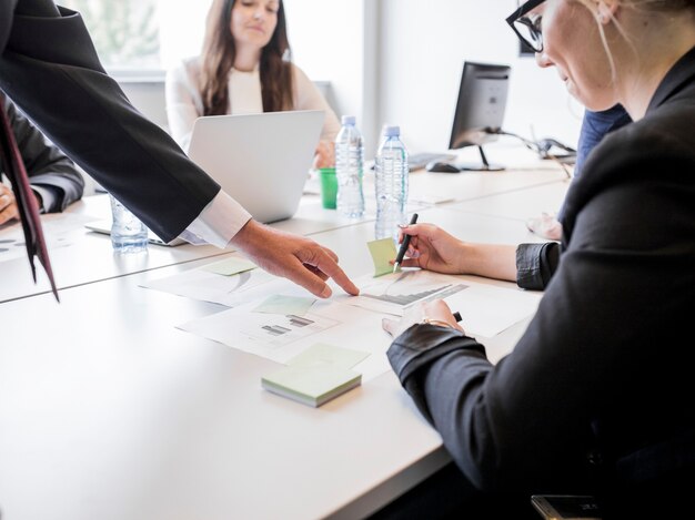 Wirtschaftler, die mit Papierdiagrammdiagrammanalysegeschäfts-Marketingplan arbeiten