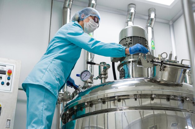 Wissenschaftler arbeiten mit einem großen Behälter im Labor