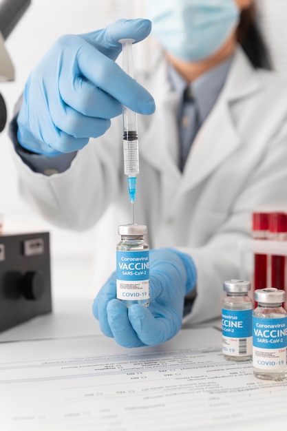 Kostenloses Foto wissenschaftler kreatiniert den impfstoff, nachdem er an blutproben geforscht hat