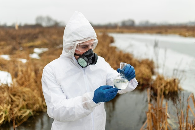 Wissenschaftler trägt Schutzanzug mittlerer Schuss