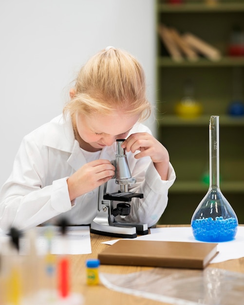 Kostenloses Foto wissenschaftliche forschung mit dem mikroskop