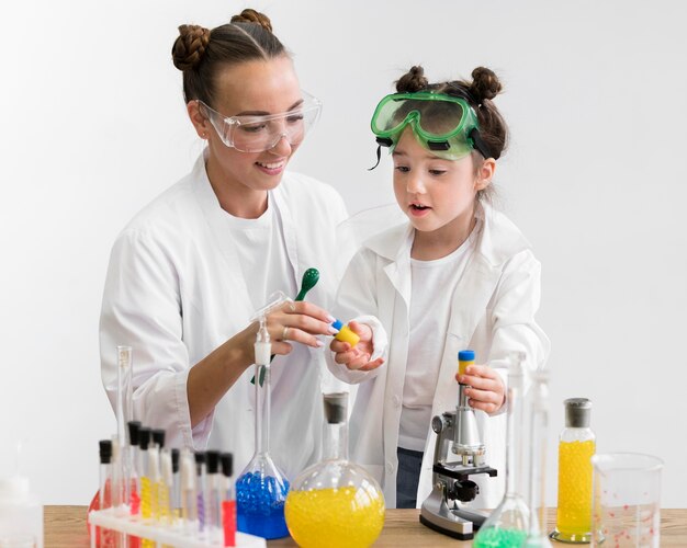 Wissenschaftsunterricht mit kleinem Mädchen