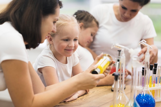 Kostenloses Foto wissenschaftsunterricht mit kleinen mädchen