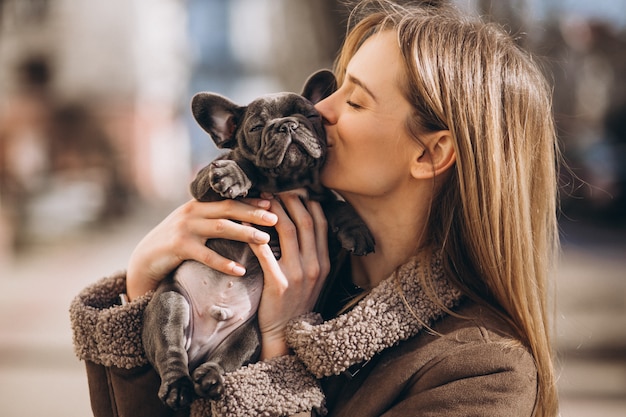 Kostenloses Foto woaman mit französischer bulldogge