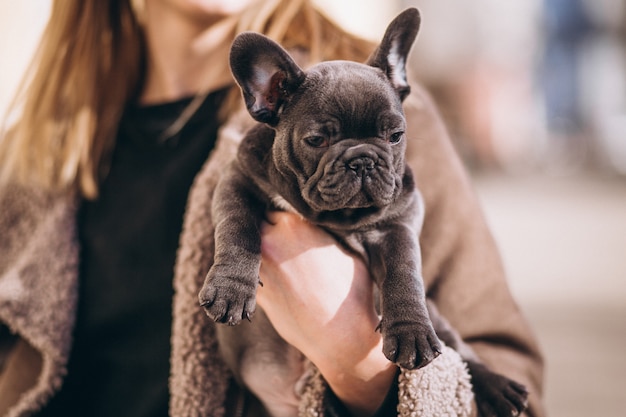 Woaman mit französischer Bulldogge