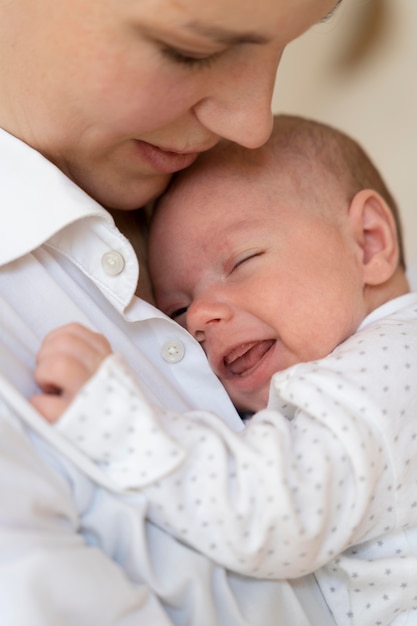 Wochenbett mit Mutter und Kind