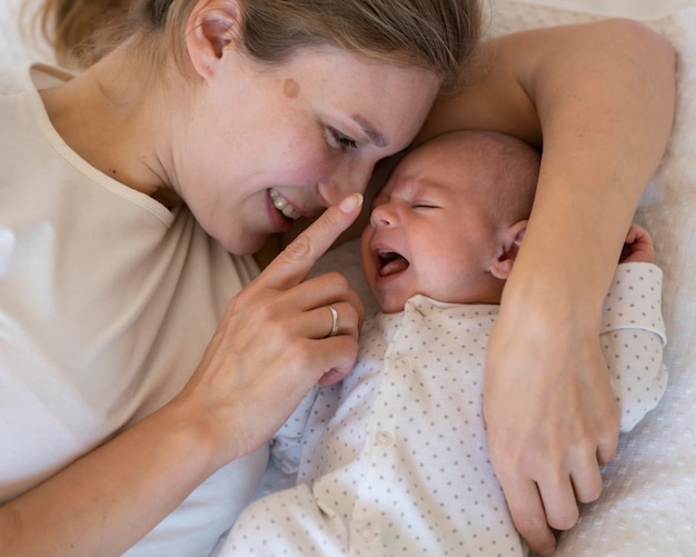 Kostenloses Foto wochenbett mit mutter und kind