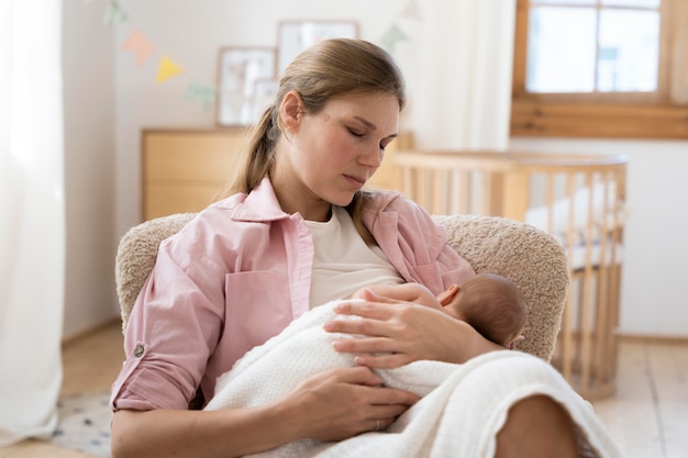 Kostenloses Foto wochenbett mit mutter und kind