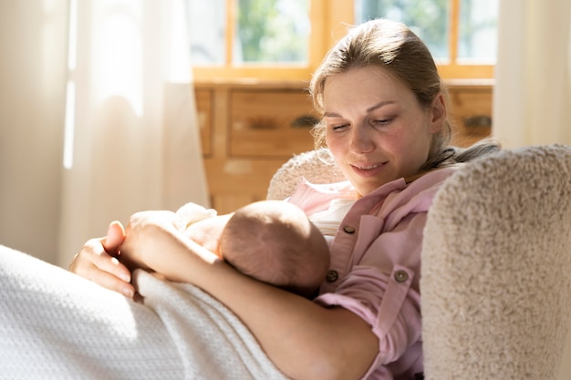 Wochenbett mit Mutter und Kind