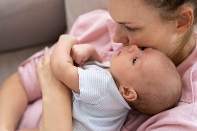 Wochenbett mit Mutter und Kind