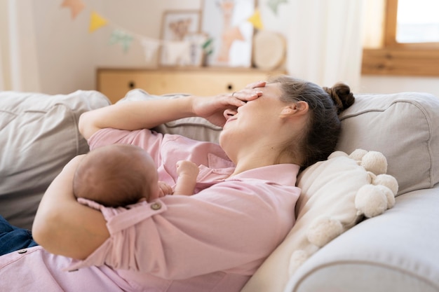 Wochenbett mit Mutter und Kind