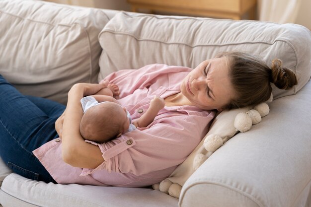 Wochenbett mit Mutter und Kind