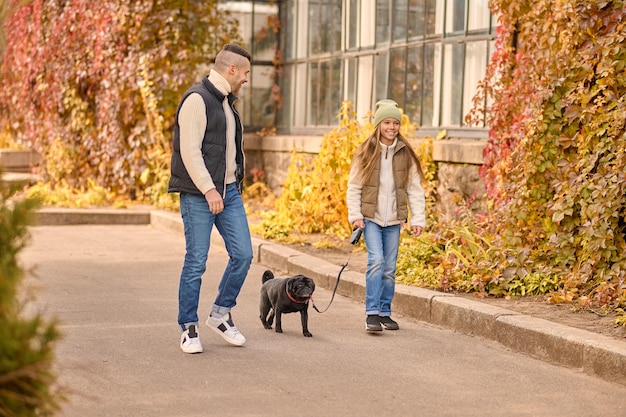 Wochenende. Eine süße Familie, die zusammen Zeit im Park verbringt