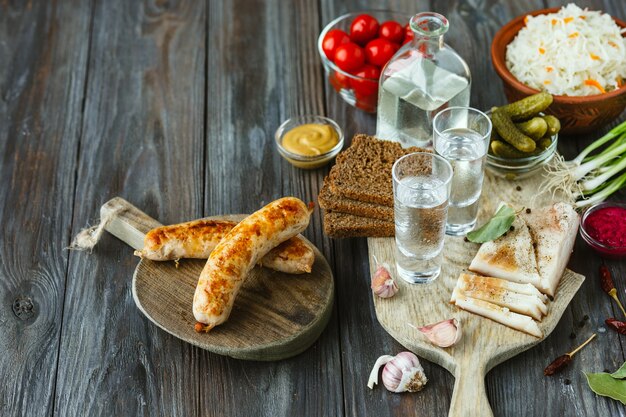 Wodka und traditionelle Snacks auf Holzboden