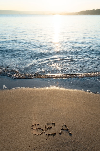 Wörter im Sand schreiben