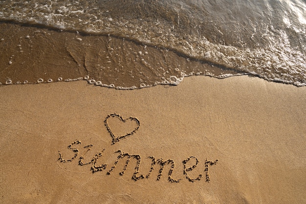 Wörter im Sand schreiben