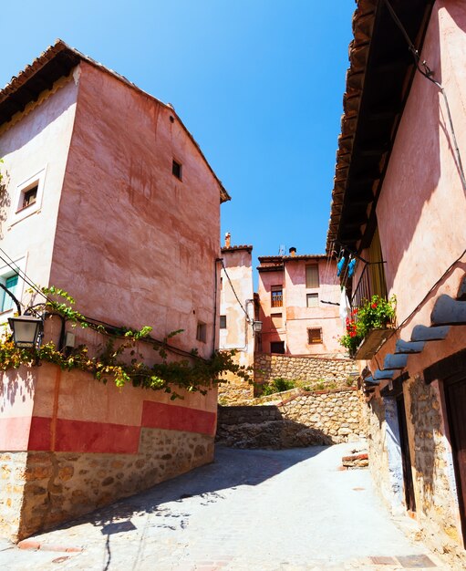 Wohnhäuser in der gewöhnlichen Straße der spanischen Stadt