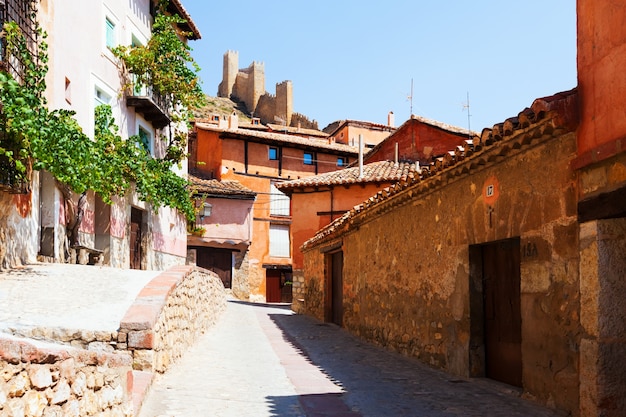 Wohnhäuser und Stadtmauer in Albarracin