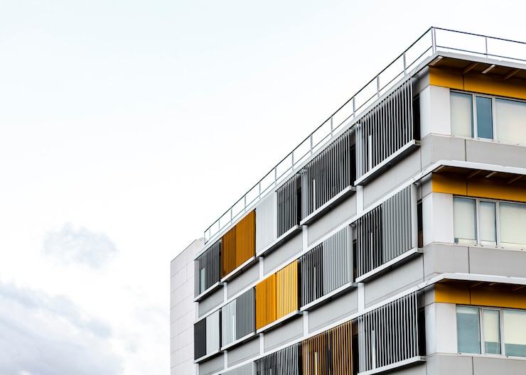 Kostenlose Foto wohnhaus in der stadt mit kopierraum