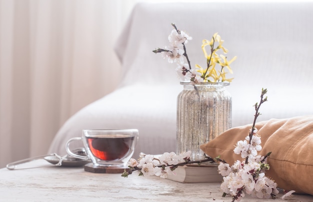 Wohnkultur im Wohnzimmer Tasse Tee mit Frühlingsblumen