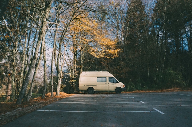 Wohnmobil geparkt auf dem Parkplatz im Wald. Camping- und Abenteuerkonzept