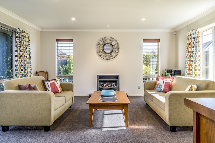 Kostenlose Foto wohnzimmer einer modernen wohnung mit zwei identischen sofas gegenüber einander