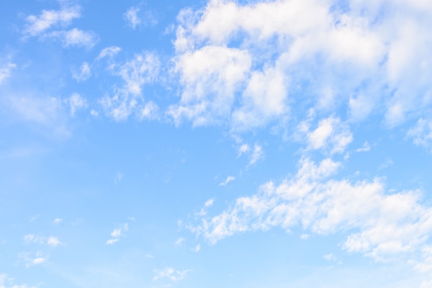 Wolke am Hintergrund des blauen Himmels