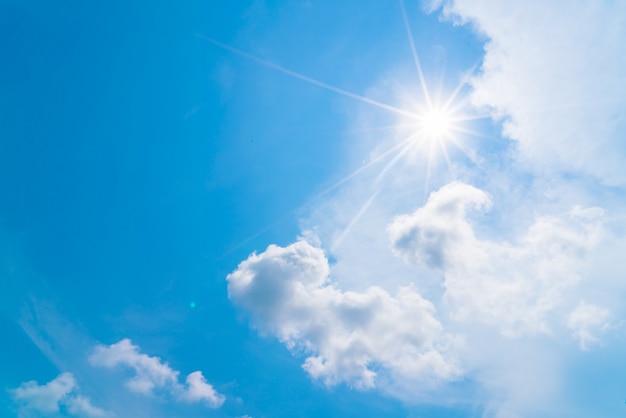 Wolke in den blauen Himmel