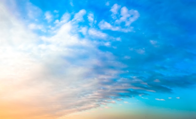 Wolken am Himmel bei Sonnenuntergang