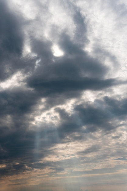 Wolken im Himmel vertikal geschossen