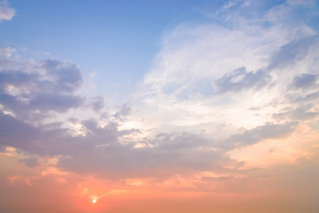 Wolken in der Dämmerung