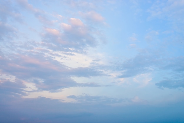 Wolken in der Dämmerung