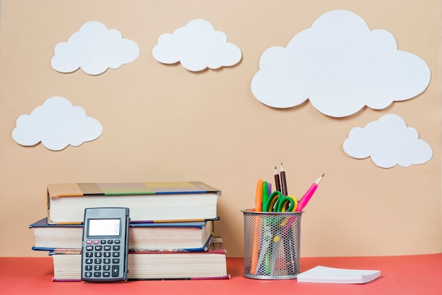 Wolken in der Nähe von Büchern und Schreibwaren