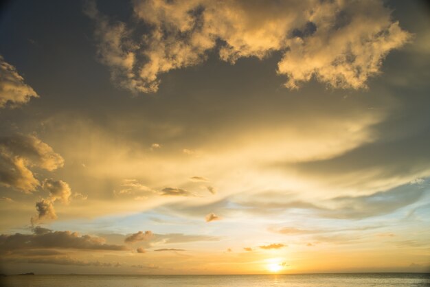 Wolken mit einem Sonnenuntergang