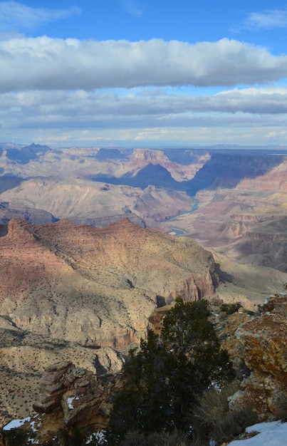 Wolken schweben über dem Grand Canyon South Rim