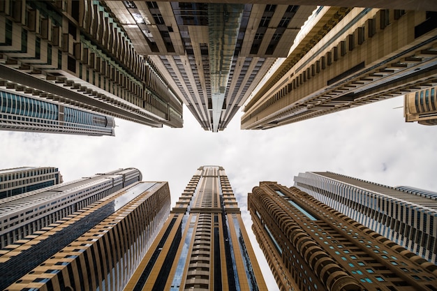 Wolkenkratzer, die zum himmel aufblicken. moderne metropole. moderne stadt