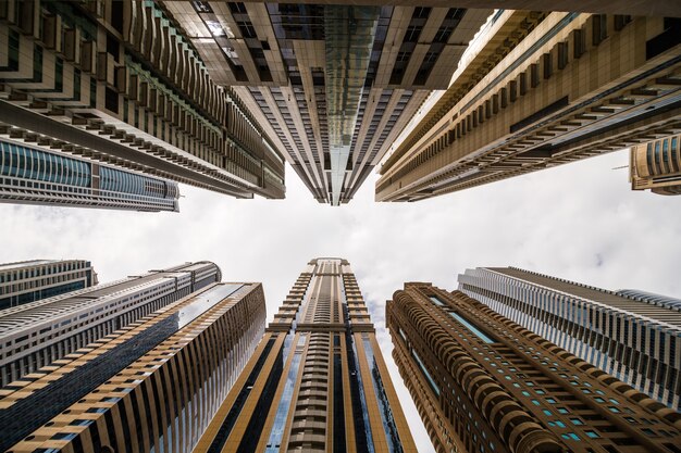 Wolkenkratzer, die zum Himmel aufblicken. Moderne Metropole. Moderne Stadt