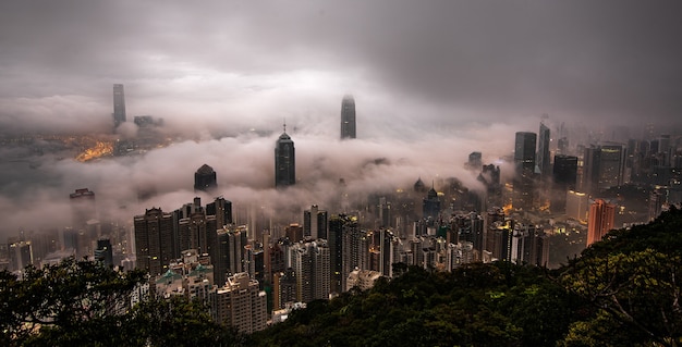 Wolkenkratzer einer nebelverhangenen Stadt