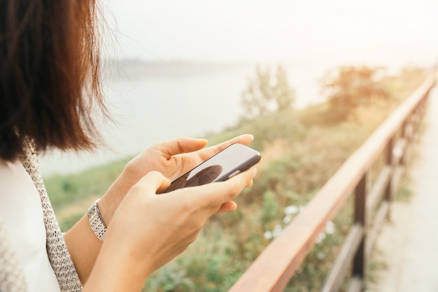 Woman Eingabe auf einem Smartphone