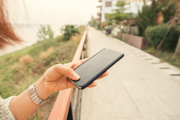 Woman Eingabe auf einem Smartphone