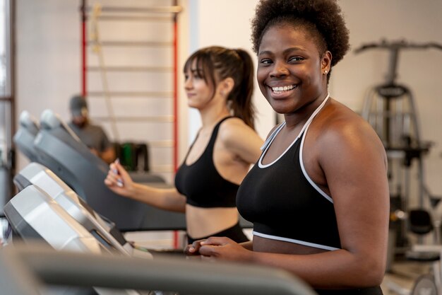 Wome n im Fitnessstudio auf dem Laufband laufen