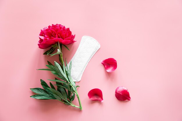 Womens Pad und Flower Flat lag das Gesundheits- und Menstruationskonzept der Frauen