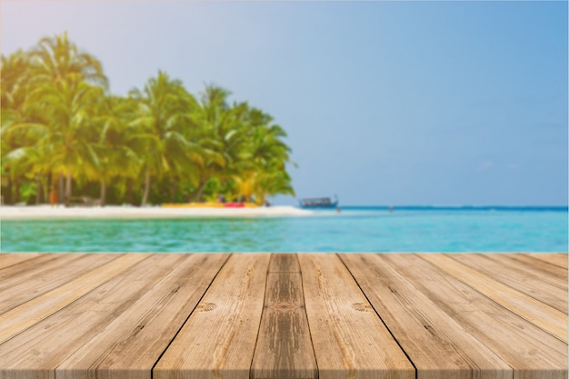 Wooden Board leeren Tisch vor blauem Meer &amp; Himmel Hintergrund. Perspektive Holzboden über Meer und Himmel - kann für die Anzeige oder Montage Ihrer Produkte verwendet werden. Strand- und Sommerkonzepte.