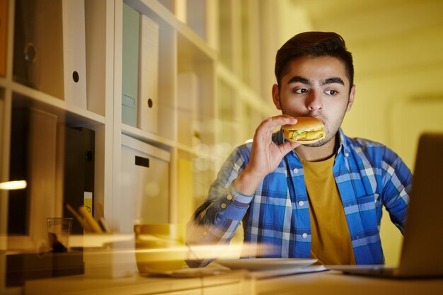 Workaholic im Büro